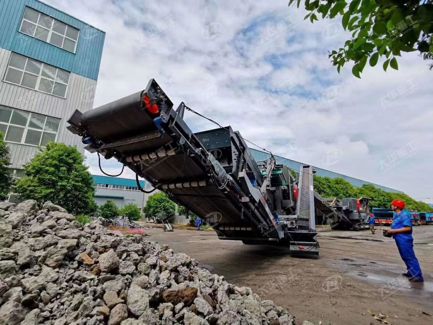 大华重工履带式移动破碎站：灵动高效，重塑破碎筛分新格局